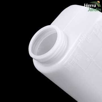 Bote mezclador de gasolina y aceite - vista detalle boquilla