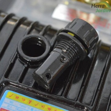 Bomba pistón cerámico BRACOG 30B3 - Sulfatadora - vista detalle tapón de aceite